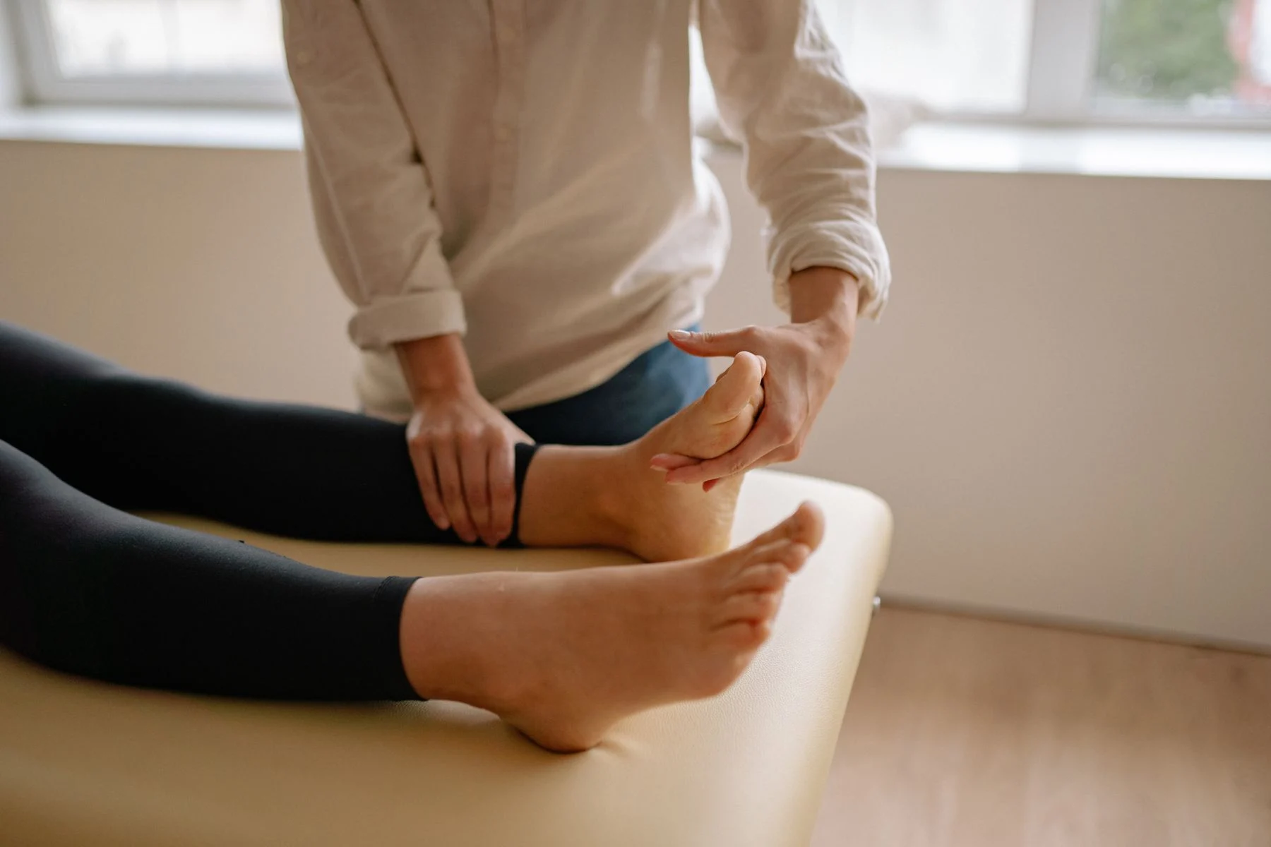 Podiatre qui examine le pied d’une patiente